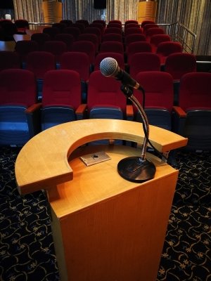 Podium+mic+theater_ID-100599074